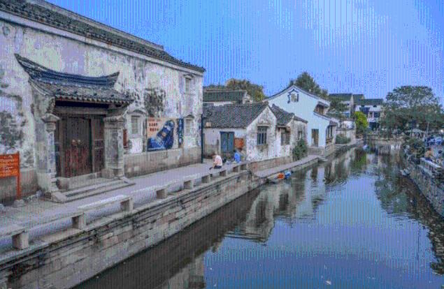 虽然通过提高工资福利待遇留住了乡村教师,但有两个趋势难以逆转